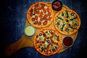 trippel- pizza. plats - bogura, bangladesh. datum - 30 november 2022 foto