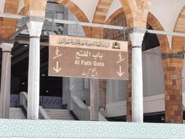 mecka, saudi Arabien, okt 2022 - skön se av de ingång grindar i masjid al haram, mecka, saudi arabien. varje dörr har en styrelse med hans namn. foto