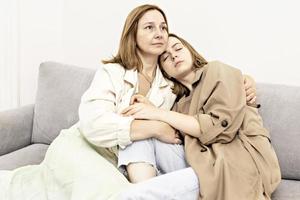 föräldrar och tonåringar.mamma och Tonårs dotter är Sammanträde på de soffa. konflikt, svår ålder. familj. foto