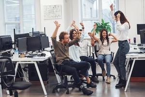 ung företag människor fira Framgång i de modern kontor foto