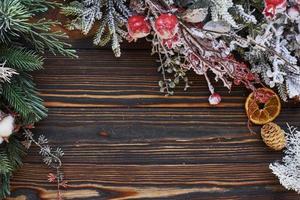 grön gran grenar. topp se av jul festlig ram med ny år dekorationer foto