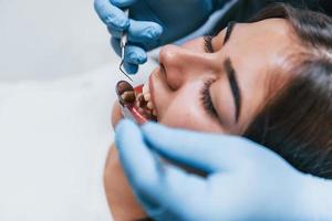 stänga upp se av ung vuxen kvinna den där ha en besök i de tandläkare klinik. uppfattning av stomatologi foto