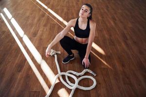 ung sportig kvinna i sportkläder trött och ha en ha sönder i de Gym foto