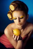 kvinna med frukt i hår foto