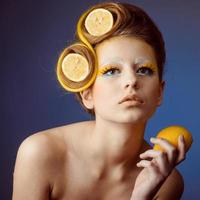 kvinna med frukt i hår foto