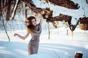 skön flicka i de vinter- skog foto