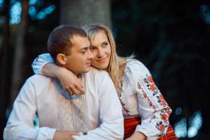 ung romantisk par i ukraina nationell Kläder foto