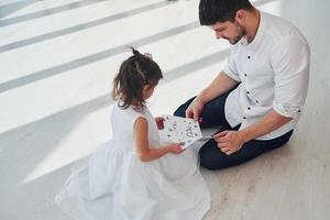 Lycklig fars dag. dotter gör överraskning för pappa förbi ger vykort med hjärta foto