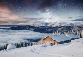 majestätisk landskap med skog på vinter- tid. landskap bakgrund foto