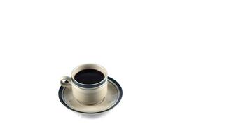 kopp av svart kaffe på en vit bakgrund. copy område foto