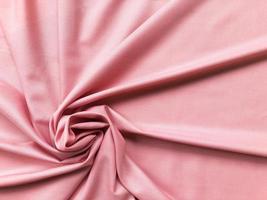 mjuk silke textil- textur för bakgrund. abstrakt rosa tyg för affisch, baner, tapet och kreativ projekt. foto