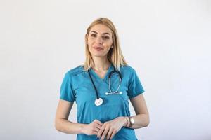 ung kvinna medicinsk läkare arbetssätt på de sjukhus och medicinsk personal. sjuksköterska står och ler hon är bär scrubs och en stetoskop. foto