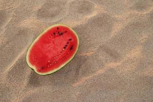 resa till koh lanta, thailand. en vattenmelon på de sandig strand på de solnedgång. foto