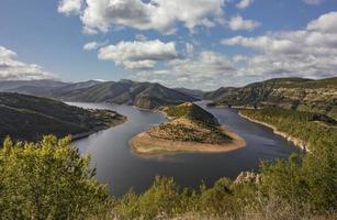 molnig dag se på de slingra sig av arda flod, bulgarien foto