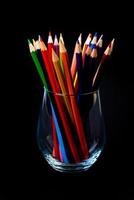 flerfärgad pennor i en vin glas och en hink. selektiv suddig en grupp av färg pennor i en vin glas på de isolerat vit eller svart bakgrund , modern konst. modern foto