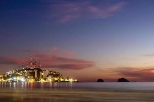 Mazatlan sinaloa strand på natt med lysande stad i de bakgrund