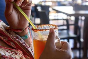 mexikansk michelada med mörk öl foto