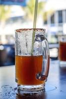 mexikansk michelada med mörk öl foto