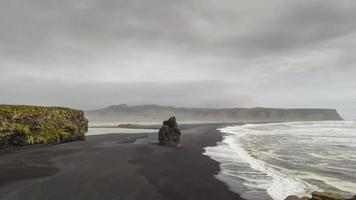 antenn se av svart sand reynisfjara strand i sydlig island