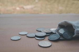 stänga upp av pengar väska Häll i de mynt på de trä- tabell bakgrund foto