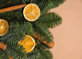 falsk upp av gran grenar dekorerad med citrus- och kanel pinnar.naturliga dekarationer för gran träd. eco vänlig och noll avfall koncept.vinter högtider foto