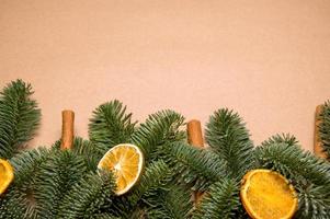 falsk upp av gran grenar dekorerad med citrus- och kanel pinnar.naturliga dekarationer för gran träd. eco vänlig och noll avfall koncept.vinter högtider foto