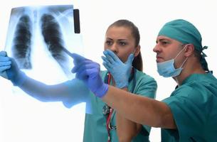 kvinna radiologer och manlig läkare kontroll patient röntgen. isolerat på vit bakgrund foto