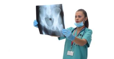 ung kvinna läkare ser på de patient röntgen foto