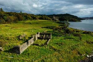 dunvegan slott och hamn på de ö av skye, skottland foto