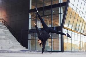 håller på med galen knep. ung brunett i sportigt kläder ha kondition dag utomhus i de stad foto