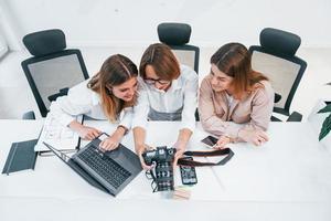 främre se av grupp av företag människor i formell kläder arbetssätt inomhus i de kontor foto