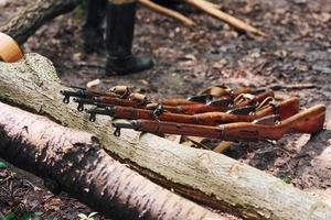 ternopil, ukraina - juni 2020 upa ukrainska rebellisk armén film filma. bilder av bakom kulisserna. vapen liggande ner foto