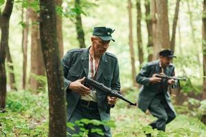 ternopil, ukraina - juni 2020 upa ukrainska rebellisk armén film filma. bilder av bakom kulisserna. ung och gammal soldater med vapen är attackera foto