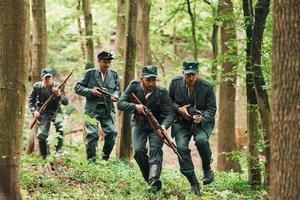 ternopil, ukraina - juni 2020 upa ukrainska rebellisk armén film filma. bilder av bakom kulisserna. ung och gammal soldater med vapen är attackera foto