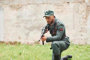 ternopil, ukraina - juni 2020 upa ukrainska rebellisk armén film filma. bilder av bakom kulisserna. ung soldat med vapen foto