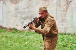 ternopil, ukraina - juni 2020 upa ukrainska rebellisk armén film filma. bilder av bakom kulisserna. ung soldat med vapen foto