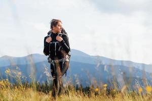 flicka i svart sportigt kläder. majestätisk karpater berg. skön landskap av oberörd natur foto