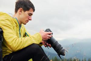 ung fotograf gör foton. majestätisk karpater berg. skön landskap av oberörd natur foto