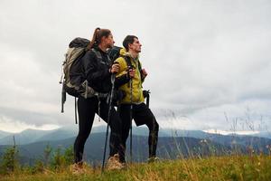 vandring tillsammans. kvinna och man. majestätisk karpater berg. skön landskap av oberörd natur foto