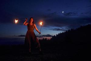 brand visa förbi kvinna i klänning i natt carphatian berg. skön landskap foto