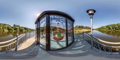 full sömlös hdri 360 panorama nära lusthus Nästa till bred flod i likriktad utsprång, skybox vr innehåll foto