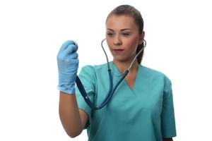 ung kvinna läkare innehav stetoskop. isolerat. foto
