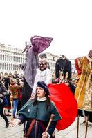 oidentifierad människor bär karneval masker på de Venedig karneval i Venedig, Italien, cirka februari 2022 foto