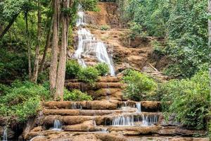 vattenfall i djup skog av Thailand foto