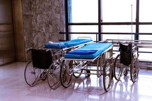 rullstol och säng på sjukhus område foto