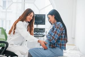 gravid kvinna är i de klinik i skåp och ha hälsa kolla upp foto