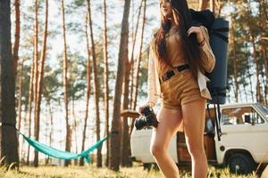 värma solljus. kvinna är reser ensam i de skog på dagtid på sommar foto