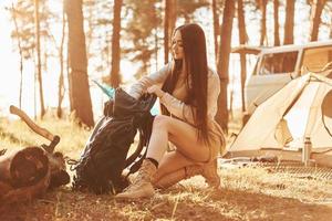 i de läger. kvinna är reser ensam i de skog på dagtid på sommar foto