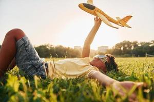 skön sommar dagtid. afrikansk amerikan unge ha roligt på de fält foto