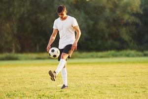 professionell öva. ung fotboll spelare ha Träning på de sportigt fält foto